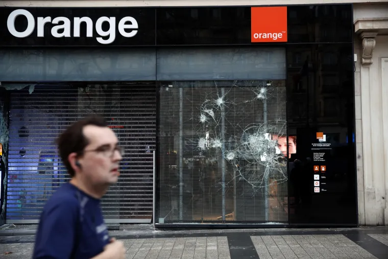 Dan nakon žestokih sukoba: Nasilni prosvjedi razorili Pariz, &scaron;tete su goleme