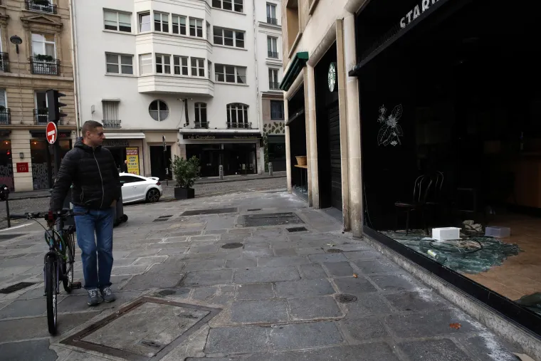 Dan nakon žestokih sukoba: Nasilni prosvjedi razorili Pariz, &scaron;tete su goleme