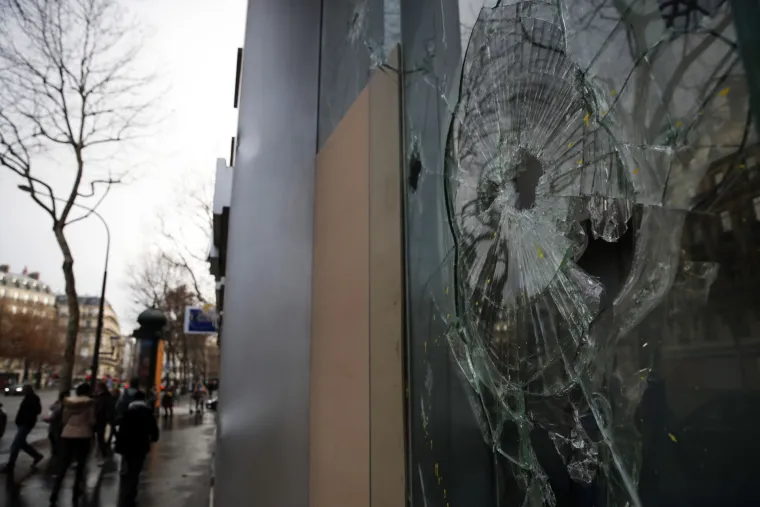 Dan nakon žestokih sukoba: Nasilni prosvjedi razorili Pariz, &scaron;tete su goleme