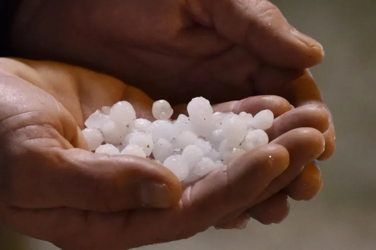 Nevjerojatno: U samo nekoliko minuta zabijelile se ulice dalmatinskog grada