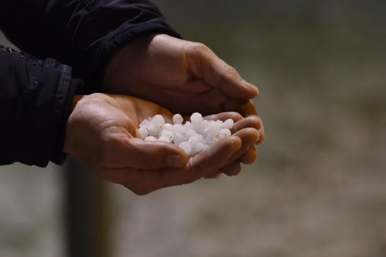 Nevjerojatno: U samo nekoliko minuta zabijelile se ulice dalmatinskog grada