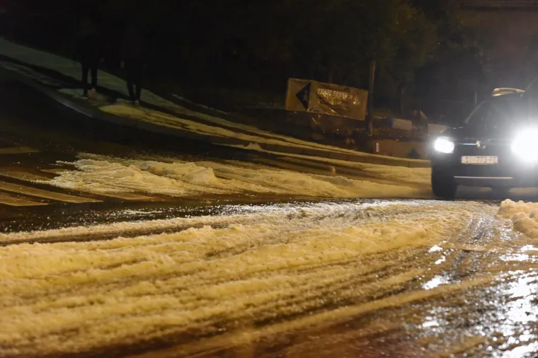 JAKA TUČA TIJEKOM VEČERI POGODILA &Scaron;IBENIK: Zabijelile se gradske ulice