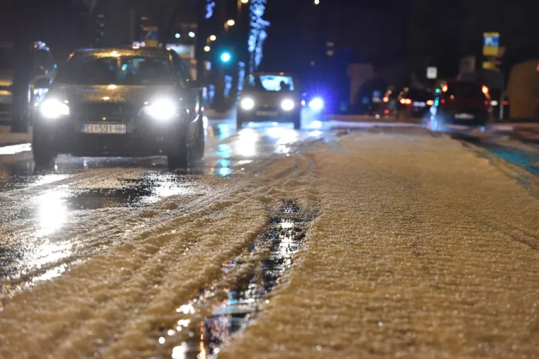 JAKA TUČA TIJEKOM VEČERI POGODILA &Scaron;IBENIK: Zabijelile se gradske ulice