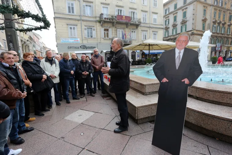 Građani u Rijeci upalili svijeće pred kartonskom figurom Franje Tuđmana