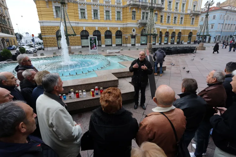 Građani u Rijeci upalili svijeće pred kartonskom figurom Franje Tuđmana