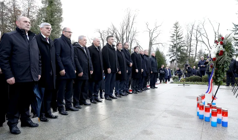 Vrh HDZ-a i obitelj Tuđman položili vijence na grob prvog hrvatskog predsjednika