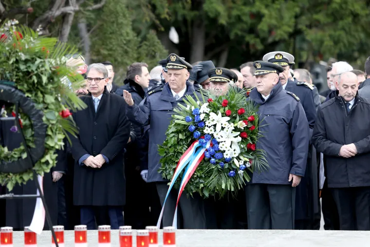 Vrh HDZ-a i obitelj Tuđman položili vijence na grob prvog hrvatskog predsjednika