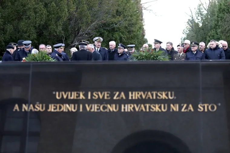 Vrh HDZ-a i obitelj Tuđman položili vijence na grob prvog hrvatskog predsjednika