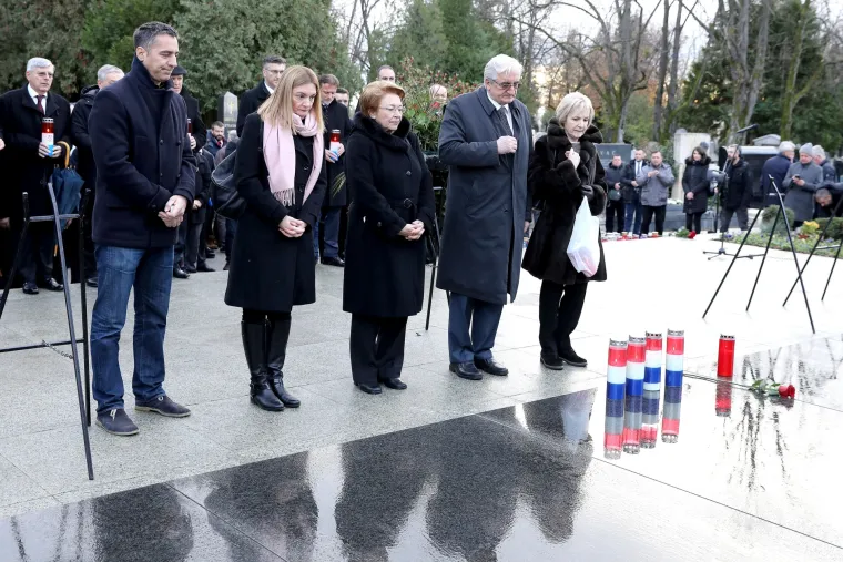 Vrh HDZ-a i obitelj Tuđman položili vijence na grob prvog hrvatskog predsjednika