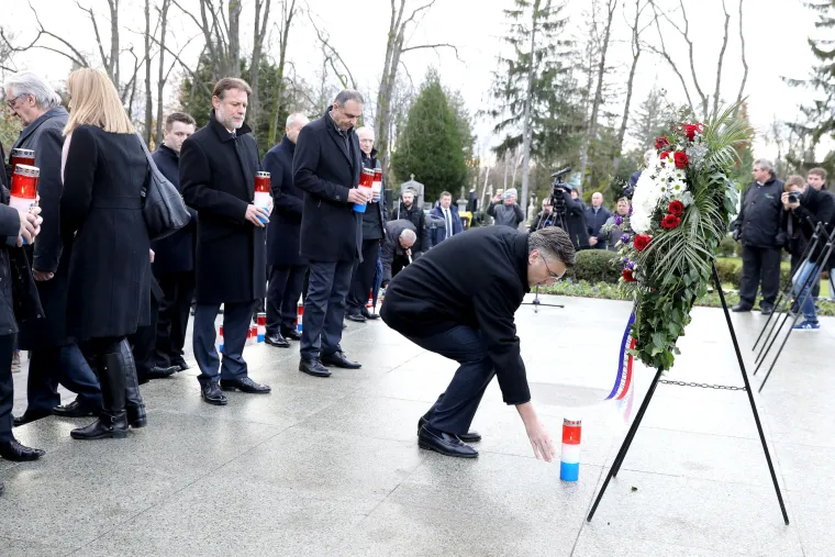 Vrh HDZ-a i obitelj Tuđman položili vijence na grob prvog hrvatskog predsjednika