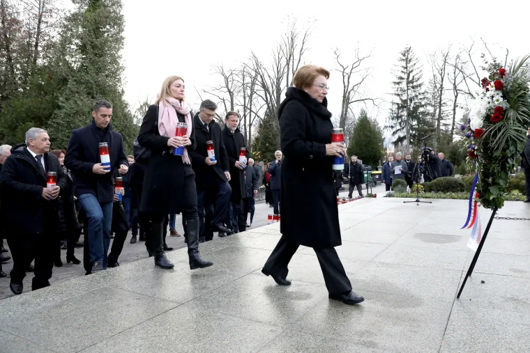 Vrh HDZ-a i obitelj Tuđman položili vijence na grob prvog hrvatskog predsjednika