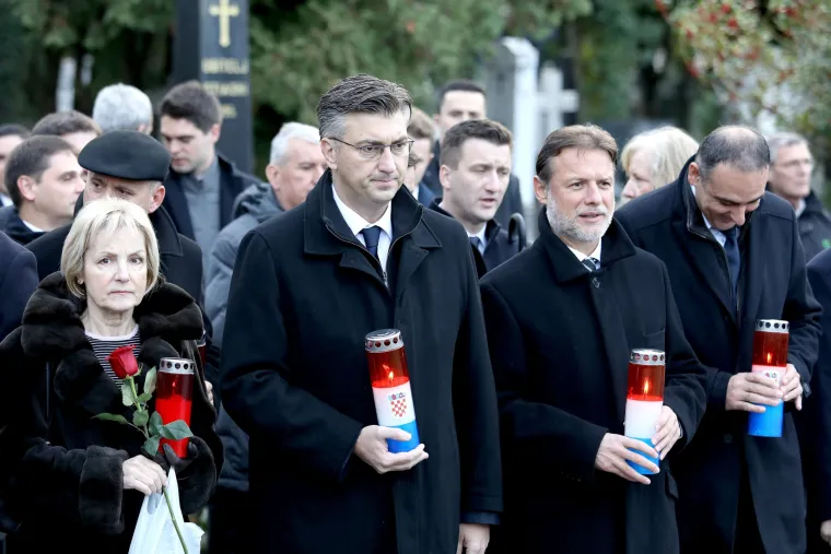 Vrh HDZ-a i obitelj Tuđman položili vijence na grob prvog hrvatskog predsjednika