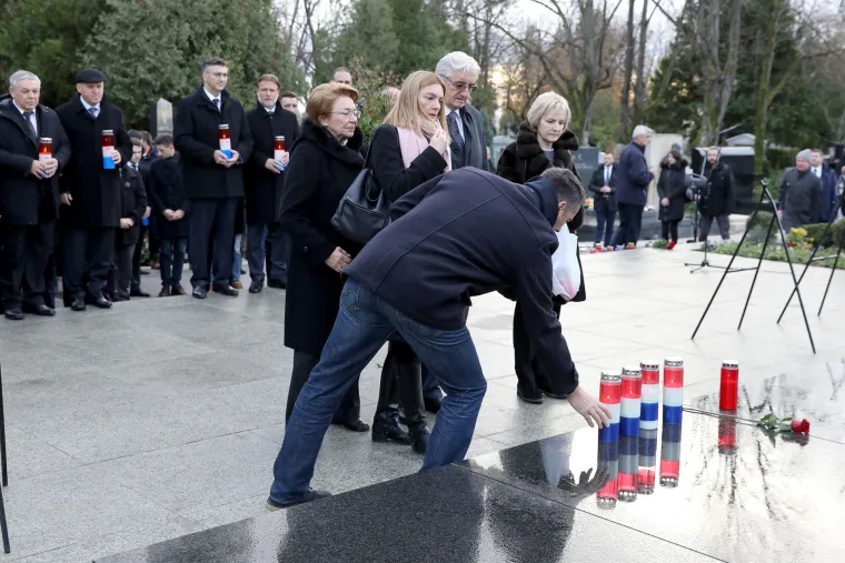 Vrh HDZ-a i obitelj Tuđman položili vijence na grob prvog hrvatskog predsjednika