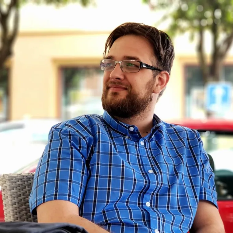 Podignuta je optužnica protiv Jakova Suraća zbog fizičkog napada na Hrvoja Bajlu, vlasnika portala Zadar News i novinara Nacionala. Izvrijeđao ga je te potom udario &scaron;akom u glavu, nakon čega je Bajlo pao na pod. Surać je Bajlu nastavio udarati