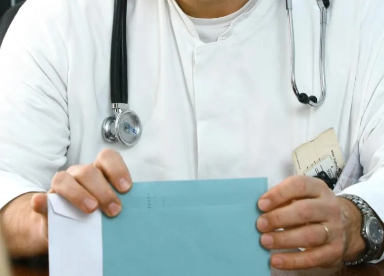 Hrvatsku trese skandal o liječniku iz KBC-a Split koji je primio 3.000 eura mita za operaciju. Pokrenuta je kampanja "Antikorupcija u zdravstvu" i u samo 8 dana prikupljeno je preko 200 prijava.