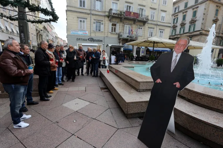 Nemaju kip, ali imaju kartonskog Tuđmana: Građani Rijeke obilježili 19. godi&scaron;njicu smrti prvog hrvatskog predsjednika