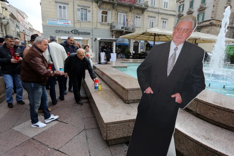 Nemaju kip, ali imaju kartonskog Tuđmana: Građani Rijeke obilježili 19. godi&scaron;njicu smrti prvog hrvatskog predsjednika
