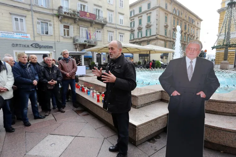 Nemaju kip, ali imaju kartonskog Tuđmana: Građani Rijeke obilježili 19. godi&scaron;njicu smrti prvog hrvatskog predsjednika