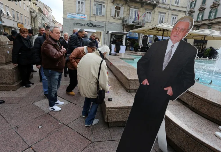 Nemaju kip, ali imaju kartonskog Tuđmana: Građani Rijeke obilježili 19. godi&scaron;njicu smrti prvog hrvatskog predsjednika
