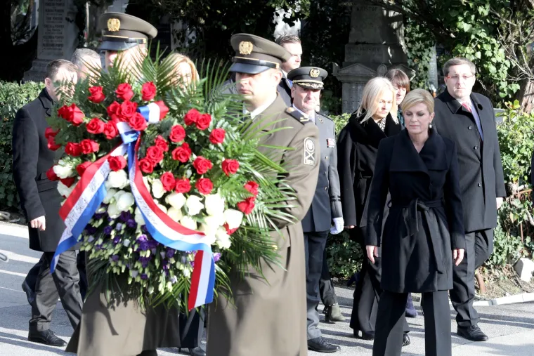 Predsjednica Kolinda Grabar-Kitarović položila vijenac na Tuđmanovom grobu