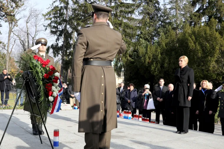 Predsjednica Kolinda Grabar-Kitarović položila vijenac na Tuđmanovom grobu