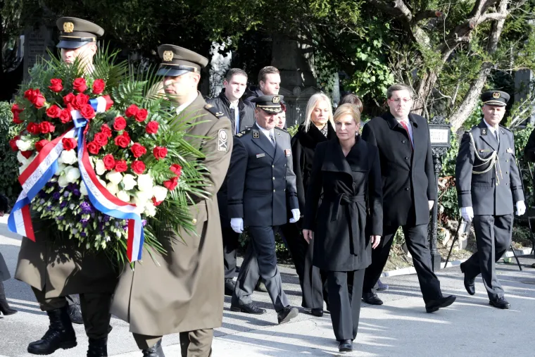 Predsjednica Kolinda Grabar-Kitarović položila vijenac na Tuđmanovom grobu