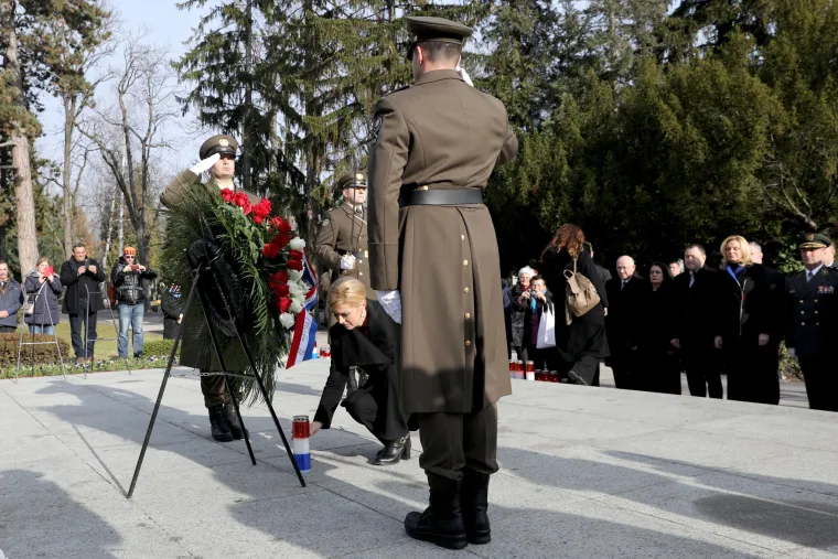Predsjednica Kolinda Grabar-Kitarović položila vijenac na Tuđmanovom grobu