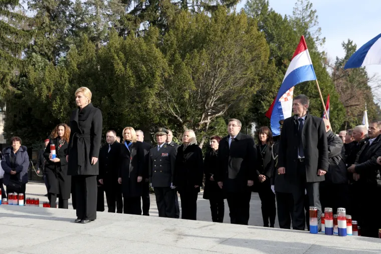 Predsjednica Kolinda Grabar-Kitarović položila vijenac na Tuđmanovom grobu
