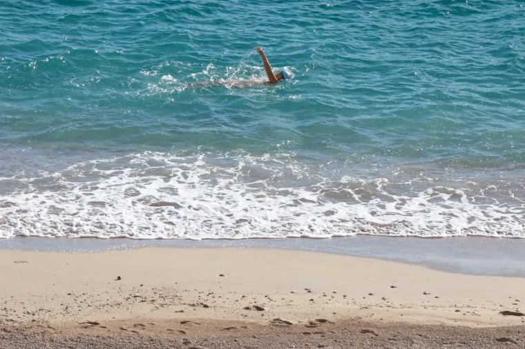 Hrabra plivačica zaplivala je u moru na plaži Banje u Dubrovniku, iako je prosinac i maksimalna je temperatura danas u jadranskom biseru bila 16 stupnjeva, dok temperature mora na Jadranu ne prelaze 18 stupnjeva.