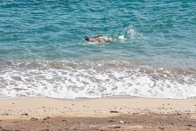 Hrabra plivačica zaplivala je u moru na plaži Banje u Dubrovniku, iako je prosinac i maksimalna je temperatura danas u jadranskom biseru bila 16 stupnjeva, dok temperature mora na Jadranu ne prelaze 18 stupnjeva.