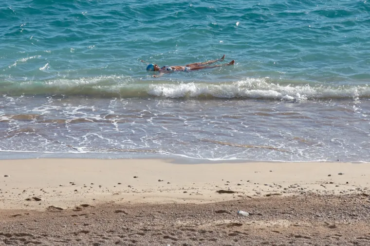 Hrabra plivačica zaplivala je u moru na plaži Banje u Dubrovniku, iako je prosinac i maksimalna je temperatura danas u jadranskom biseru bila 16 stupnjeva, dok temperature mora na Jadranu ne prelaze 18 stupnjeva.