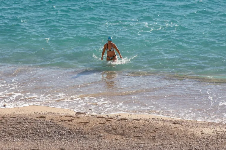 Hrabra plivačica zaplivala je u moru na plaži Banje u Dubrovniku, iako je prosinac i maksimalna je temperatura danas u jadranskom biseru bila 16 stupnjeva, dok temperature mora na Jadranu ne prelaze 18 stupnjeva.