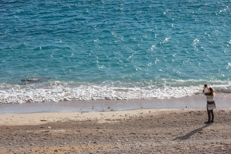 Hrabra plivačica zaplivala je u moru na plaži Banje u Dubrovniku, iako je prosinac i maksimalna je temperatura danas u jadranskom biseru bila 16 stupnjeva, dok temperature mora na Jadranu ne prelaze 18 stupnjeva.