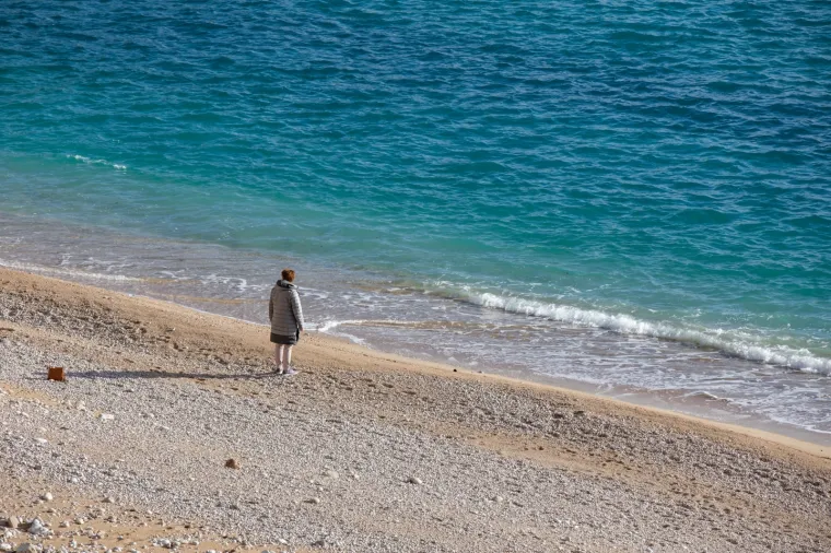 Hrabra plivačica zaplivala je u moru na plaži Banje u Dubrovniku, iako je prosinac i maksimalna je temperatura danas u jadranskom biseru bila 16 stupnjeva, dok temperature mora na Jadranu ne prelaze 18 stupnjeva.