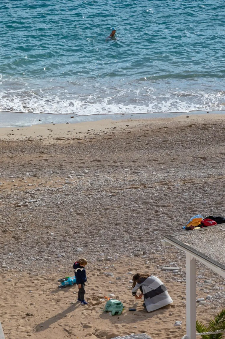 Hrabra plivačica zaplivala je u moru na plaži Banje u Dubrovniku, iako je prosinac i maksimalna je temperatura danas u jadranskom biseru bila 16 stupnjeva, dok temperature mora na Jadranu ne prelaze 18 stupnjeva.