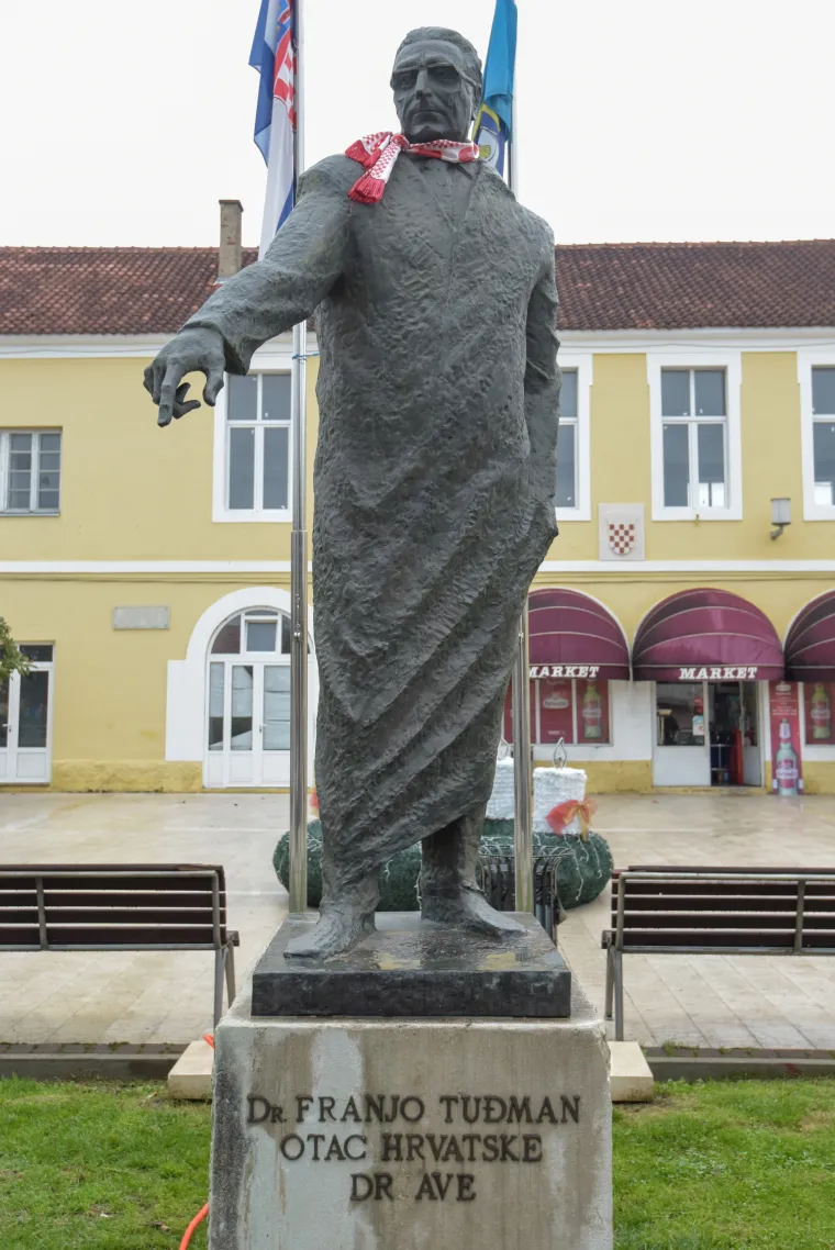 U čemu je problem? Tuđman je neprepoznatljiv, kipari ne znaju pokazati njegovo lice