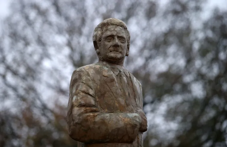 U čemu je problem? Tuđman je neprepoznatljiv, kipari ne znaju pokazati njegovo lice