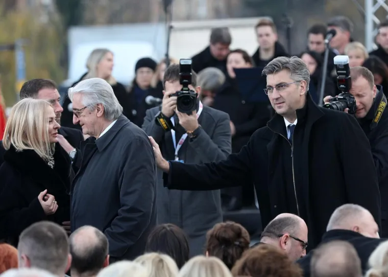 U Zagrebu otkriven spomenik Franji Tuđmanu - pogledajte tko je sve do&scaron;ao