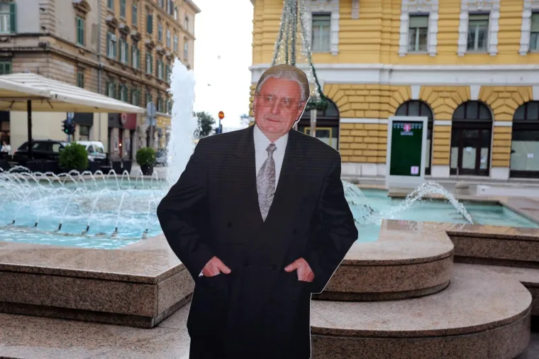 Rijeka: Građani upalili svijeće pred kartonskom figurom Franje Tuđmana  10.12.2018., Rijeka - Gradjani upalili svijece pred kartonskom figurom Franje Tudjmana na Jadranskom trgu povodom obiljezavanja 19. godisnjice smrti prvog hrvatskog predsjednika. 
Photo: Goran Kovacic/PIXSELL