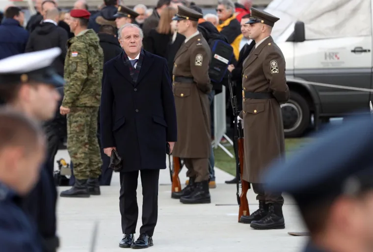 OTKRIVANJE SPOMENIKA TUĐMANU: Pogledajte tko je sve od političara stigao na svečanost