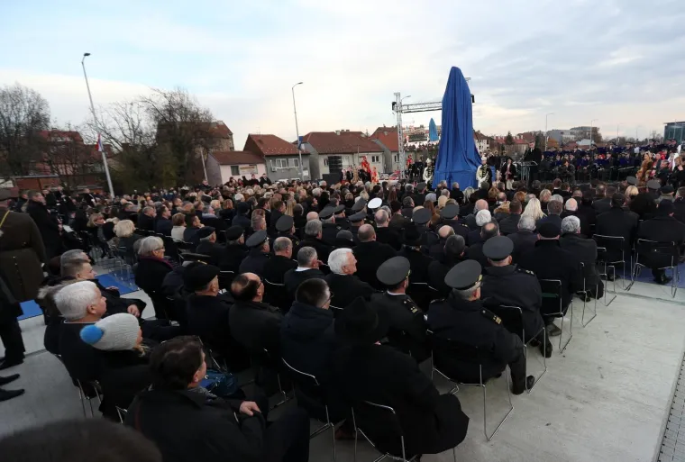 OTKRIVANJE SPOMENIKA TUĐMANU: Pogledajte tko je sve od političara stigao na svečanost