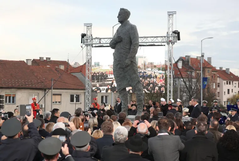 OTKRIVANJE SPOMENIKA TUĐMANU: Pogledajte tko je sve od političara stigao na svečanost