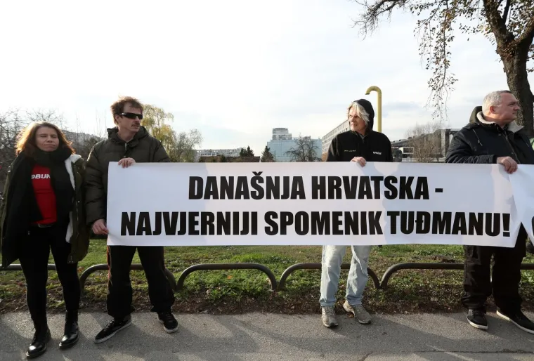 Prosvjed prije svečanosti otkrivanja spomenika prvom hrvatskom predsjedniku dr. Franji Tudjmanu na raskrizju Ulice grada Vukovara i Ulice Hrvatske bratske zajednice.