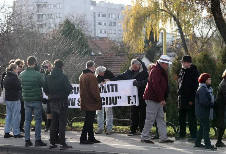 NA SUPROTNOJ STRANI: Prosvjed prije svečanosti otkrivanja spomenika Franji Tuđmanu