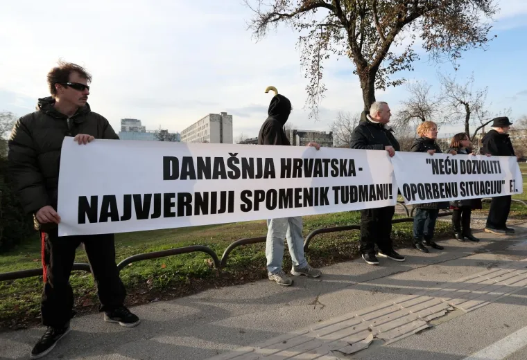 NA SUPROTNOJ STRANI: Prosvjed prije svečanosti otkrivanja spomenika Franji Tuđmanu