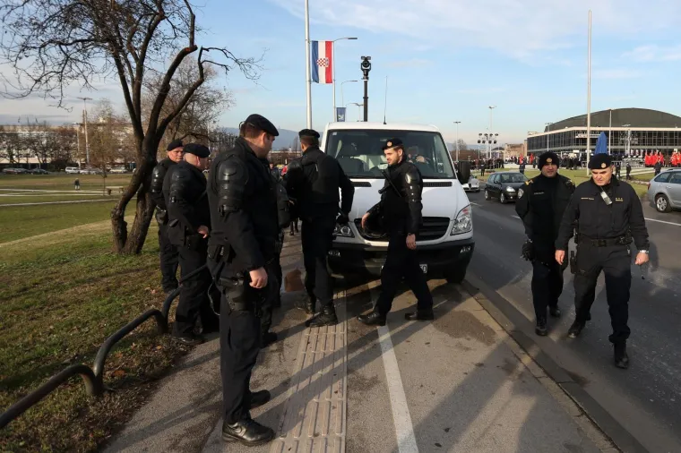 NA SUPROTNOJ STRANI: Prosvjed prije svečanosti otkrivanja spomenika Franji Tuđmanu