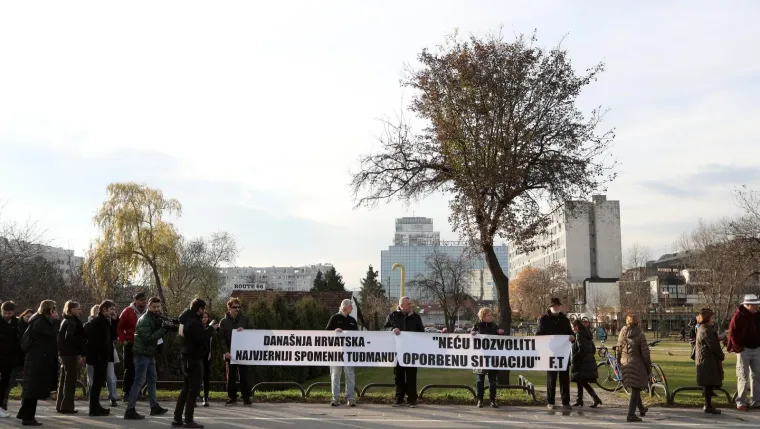 NA SUPROTNOJ STRANI: Prosvjed prije svečanosti otkrivanja spomenika Franji Tuđmanu