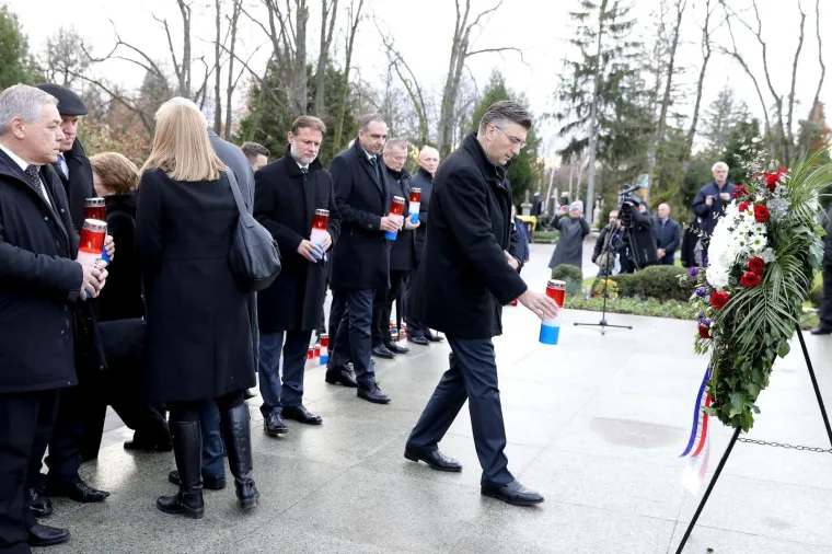 19. OBLJETNICA SMRTI PRVOG HRVATSKOG PREDSJEDNIKA: HDZ položio vijenac na Tuđmanov grob