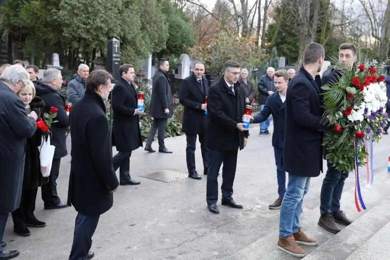 19. OBLJETNICA SMRTI PRVOG HRVATSKOG PREDSJEDNIKA: HDZ položio vijenac na Tuđmanov grob