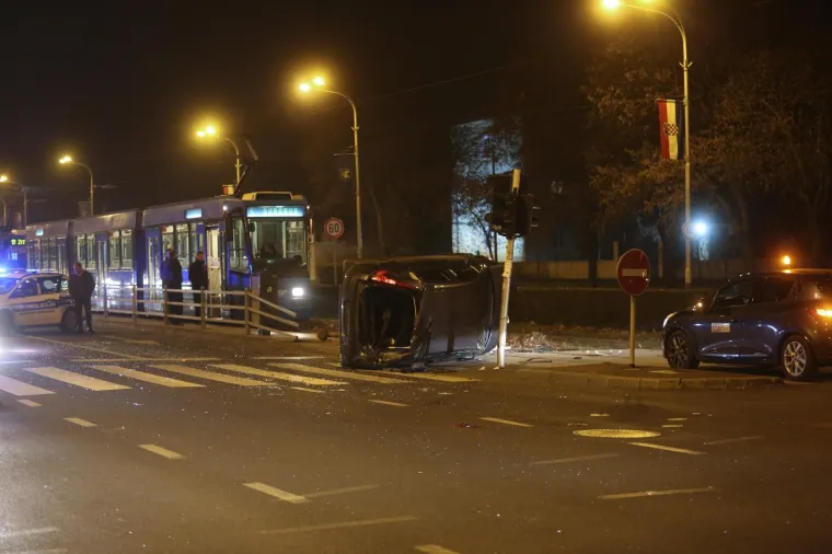 Užasni prizori u Vukovarskoj: Autom demolirao stanicu i zavr&scaron;io na krovu